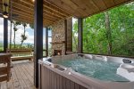 Feather & Fawn Lodge: Hot Tub